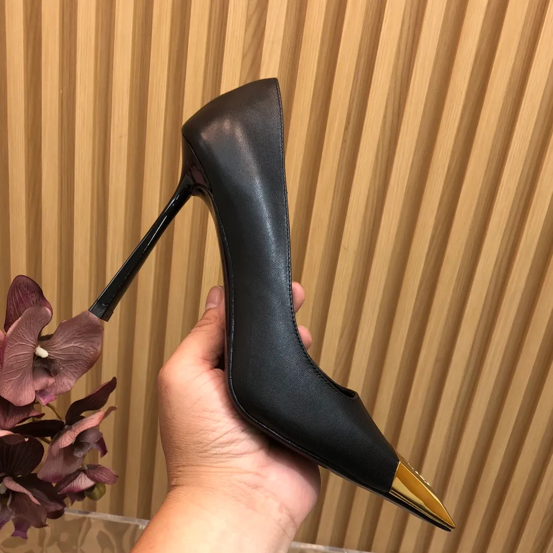 👟👟Ex-factory price 600👟👟 Top-quality Saint Laurent/Yves Saint Laurent Lee metal buckle single shoes. YSL sister's beautiful high heels are the same style as Saint Laurent Rose. The small square toe. The high-heeled shoes are very good at modifying the foot shape. The luxurious metal chain. In recent years, SL👟👟The ex-factory price is that women are becoming more and more understanding of high-heeled shoes. The embarrassing design impression of waterproof platform models has been eliminated. YSL's beautiful high-heeled shoes Upper: Imported patent leather/cowhide Sole: Genuine leather outsole Heel height: 11cm Size 35-39 (40, 41 customized, non-refundable and non-exchangeable)